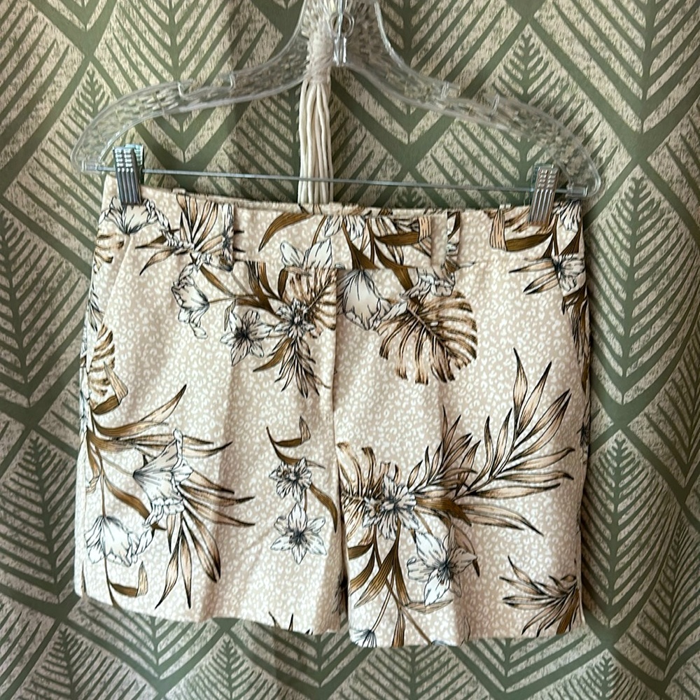 NWT White House Black Market The 5” Short Size 6 Sunset Floral Pumice